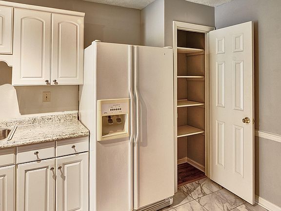 5th image of 302 Donard Park Ave