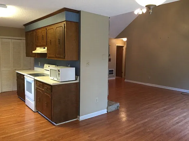 210 Suffolk Dr — Photo 4