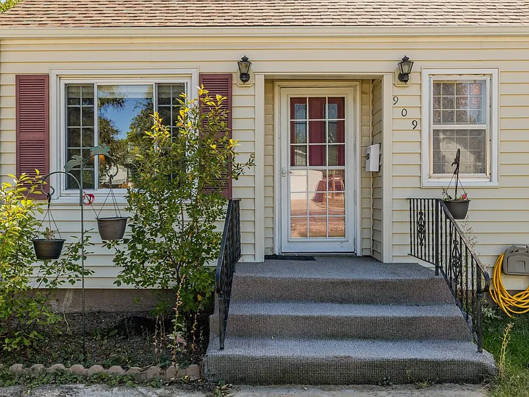 909 W 28th St — Photo 4