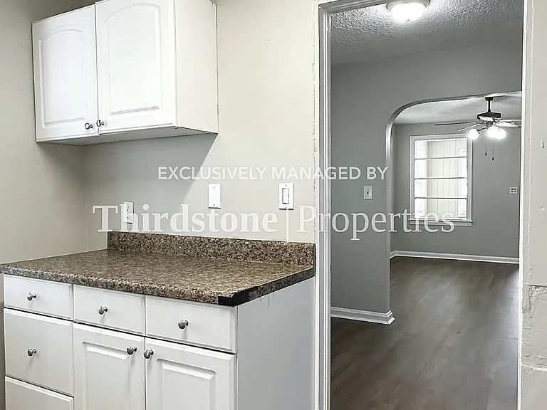 2406 Lamee Ave — Photo 5