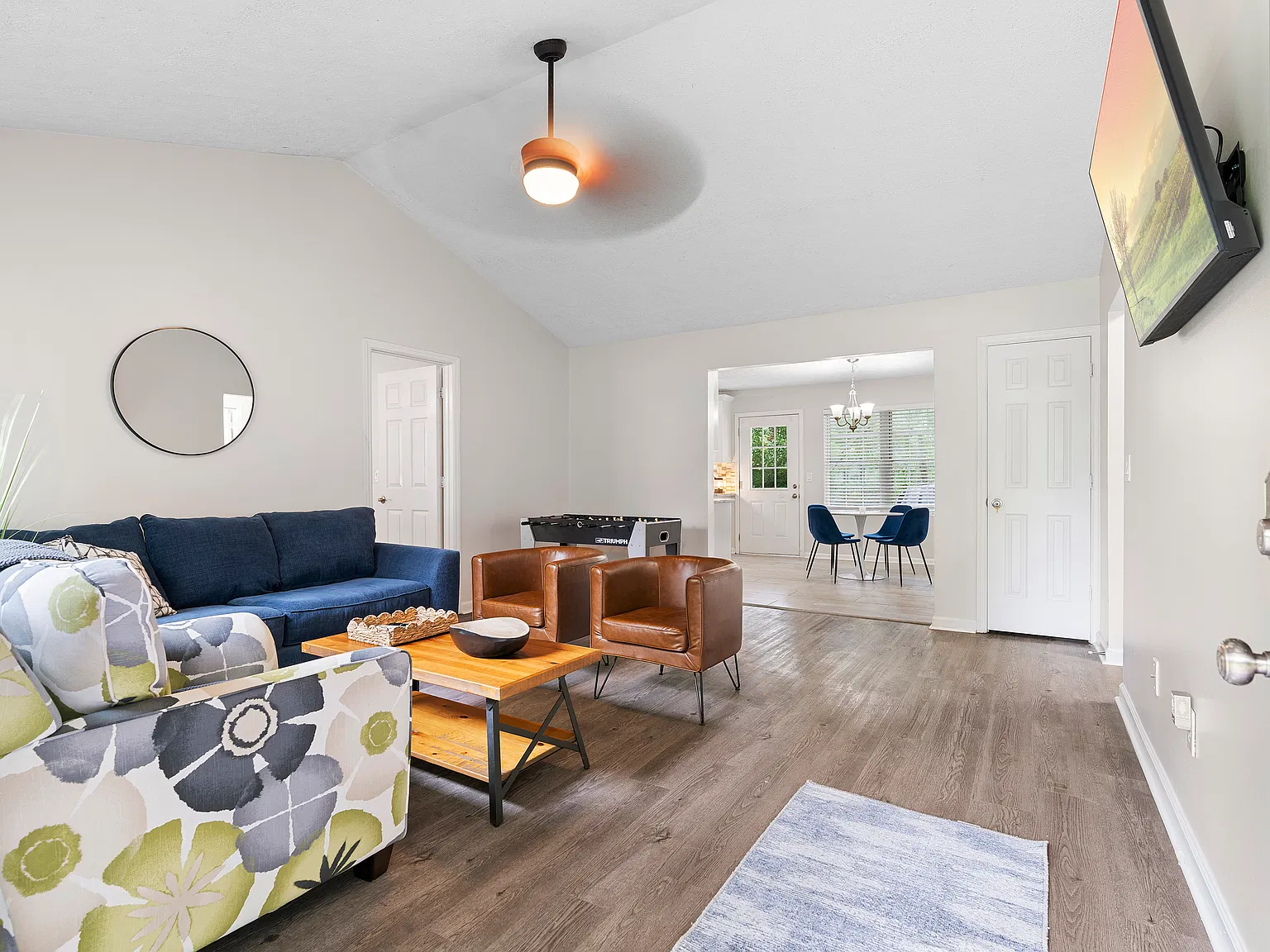 3 bed, 1350 sqft, $4,900 — Photo 3