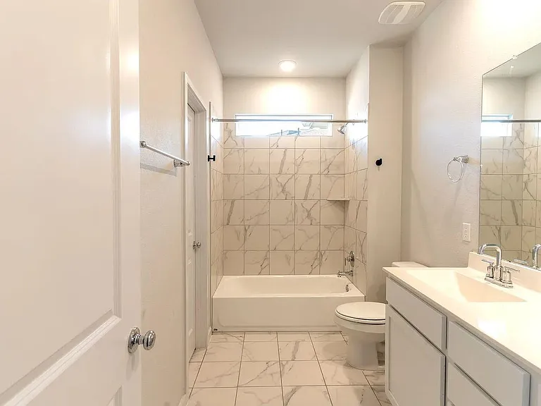 605 W South St #321 — Photo 8