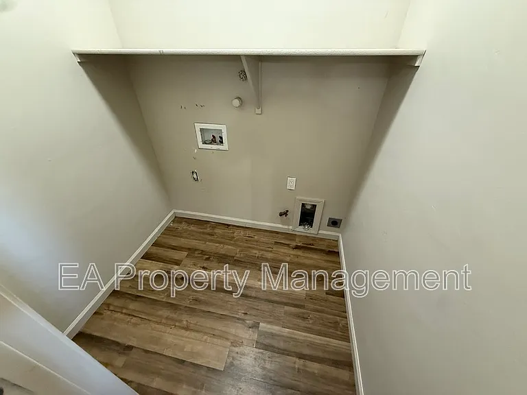 927 Tieran Ct NE — Photo 8
