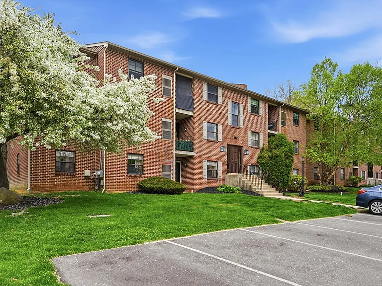2402 Pond View Dr — Photo 1