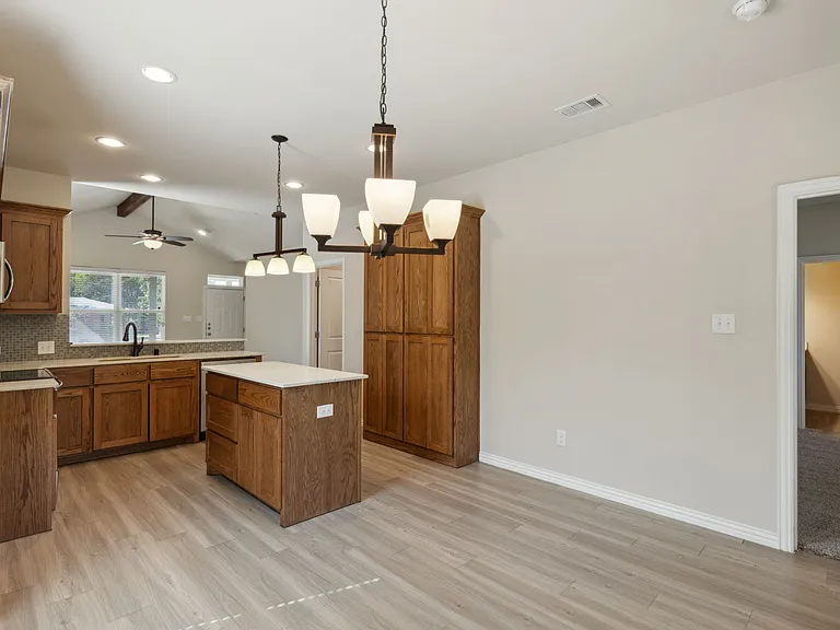 731 W Bond St — Photo 12