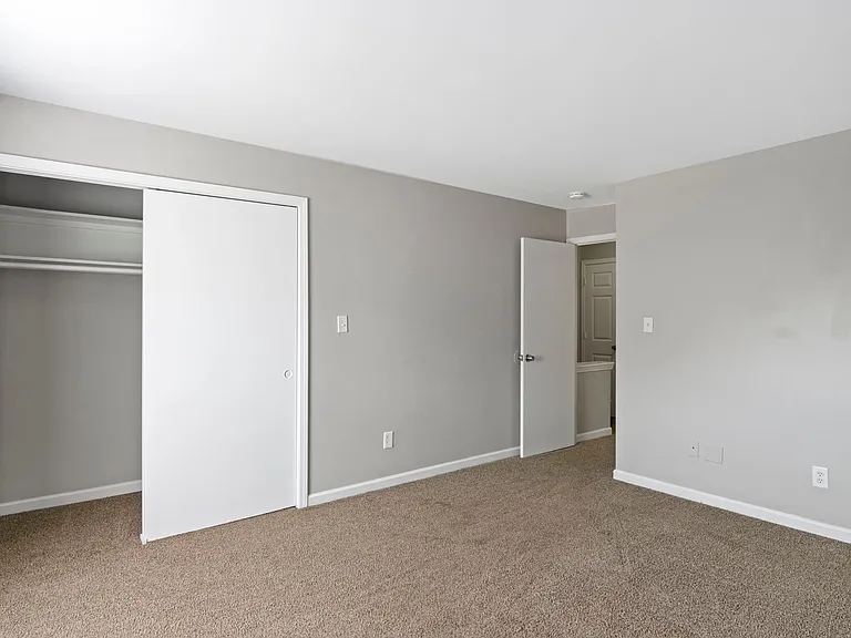 The Riverside Apartment Homes — Photo 33