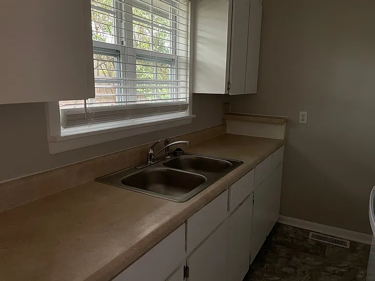 2 bed, 1.0 bath, 700 sqft, $1,000 — Photo 4