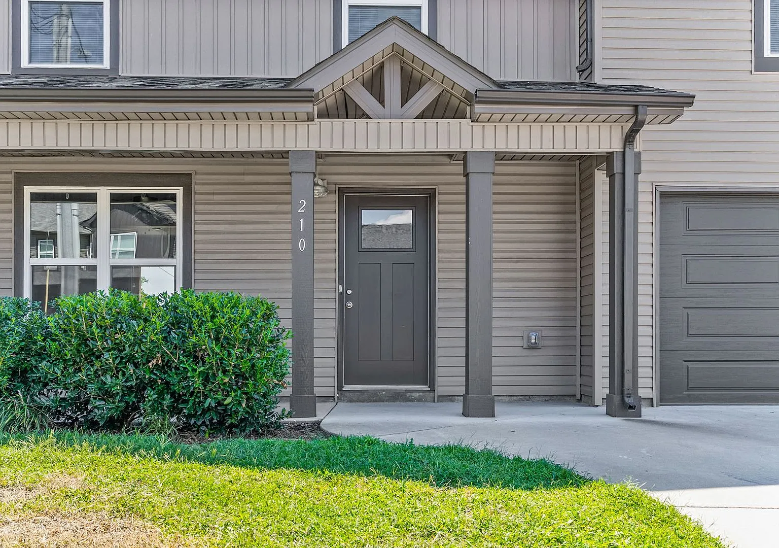 Pet Friendly 4 Bedroom — Photo 2