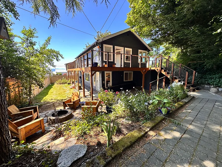 5301 SW Shore Pl — Photo 1