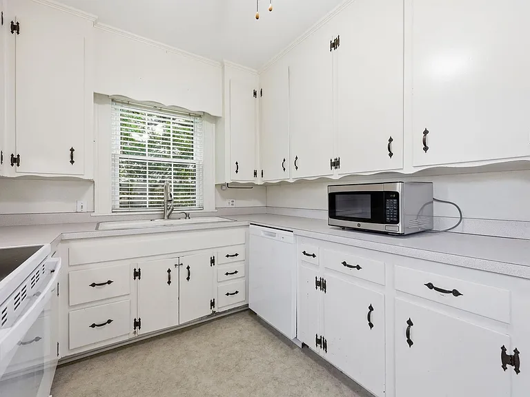 1203 S Main St — Photo 11