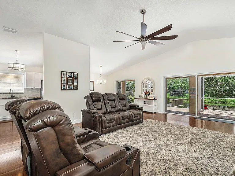 1304 Waterway Cove Dr — Photo 5