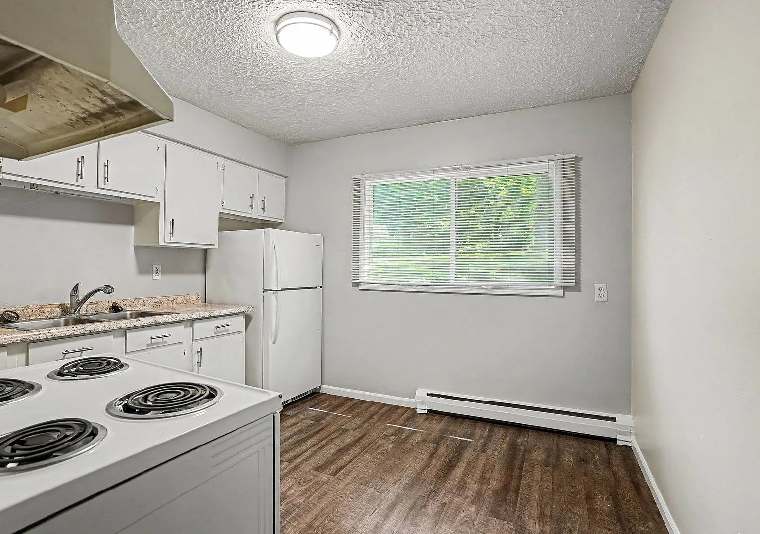 $798 1 bed/1 bath Apartment in Eastwood Ask about our Security Deposit Alternative — Photo 3