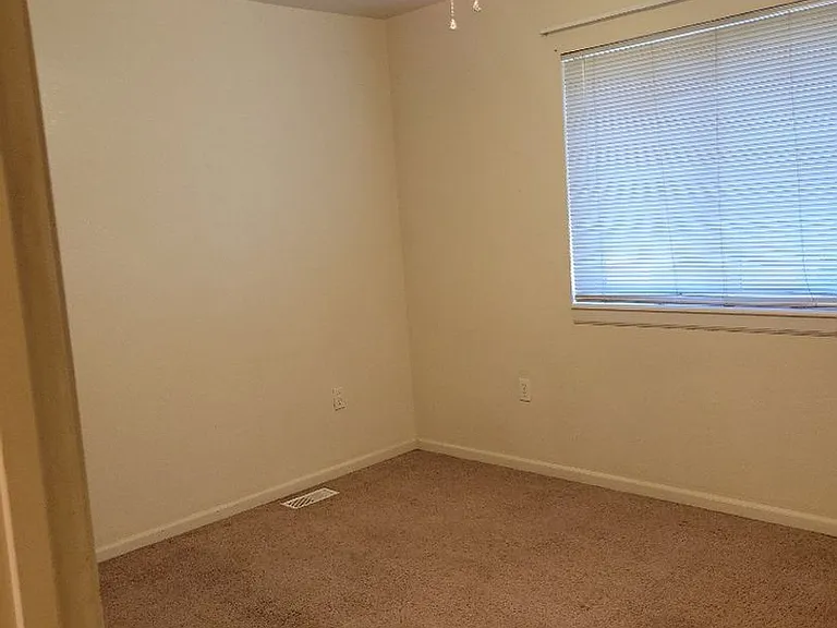 631 Scottsvale Dr — Photo 6