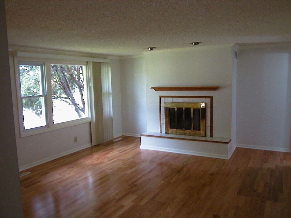 2nd image of 116 Del Rio Rd