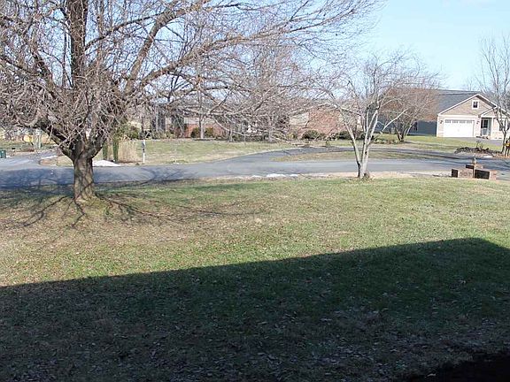 3rd image of 131 Camelot Dr
