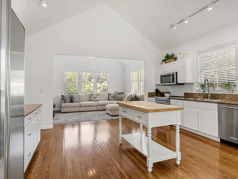 105 Mill Creek Close — Photo 7
