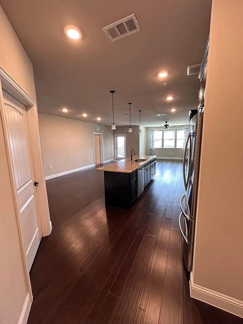 2 bed, 1869 sqft, $2,850 — Photo 3