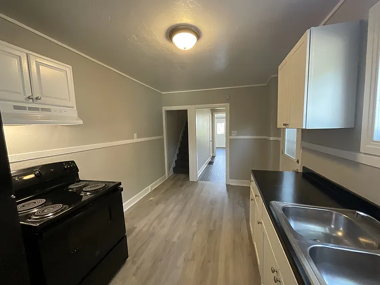 715 Vander Ave — Photo 8