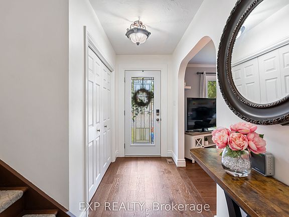 4th image of 361 Churchill Rd E