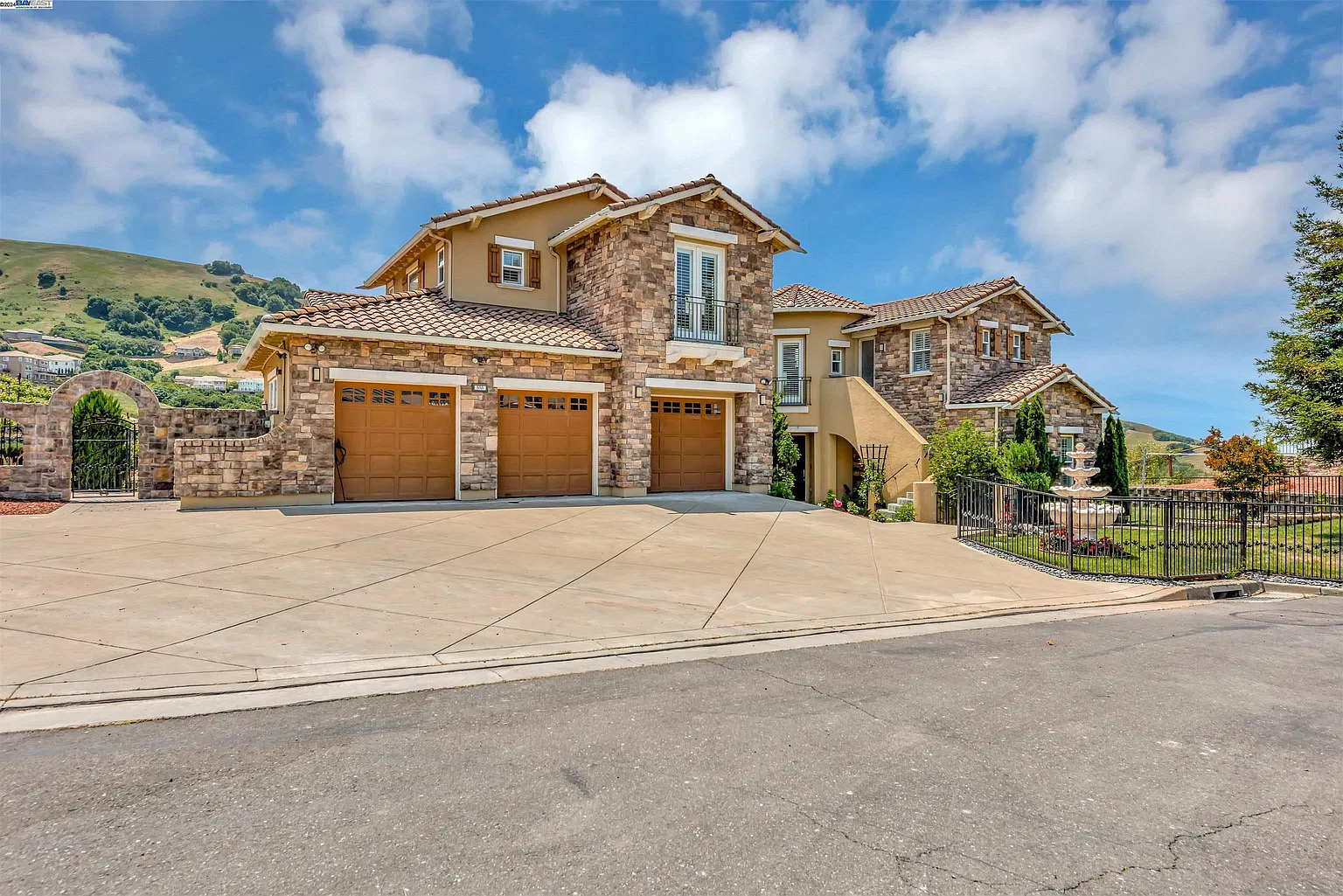555 Wycombe Ct photo 1