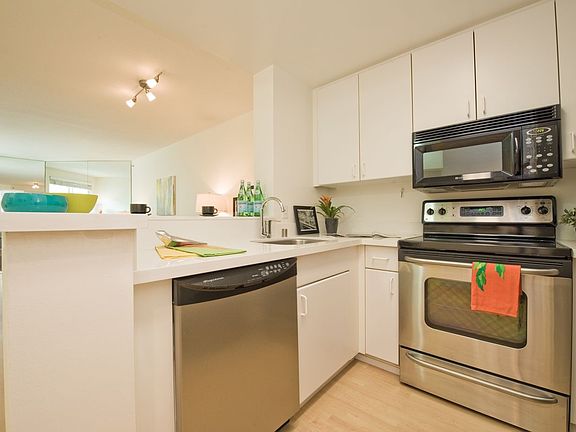 5th image of 240 Lombard St APT 338