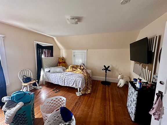 4th image of 91 Waverly St Floor 2