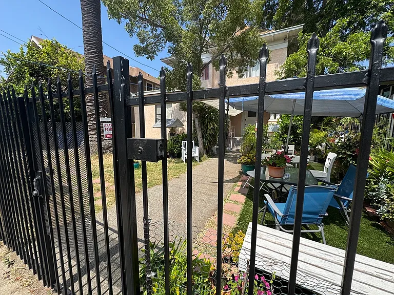 127 N Burlington Ave #C — Photo 24