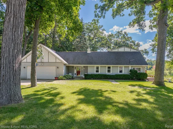 300 Elkinford Dr, White Lake, MI 48383