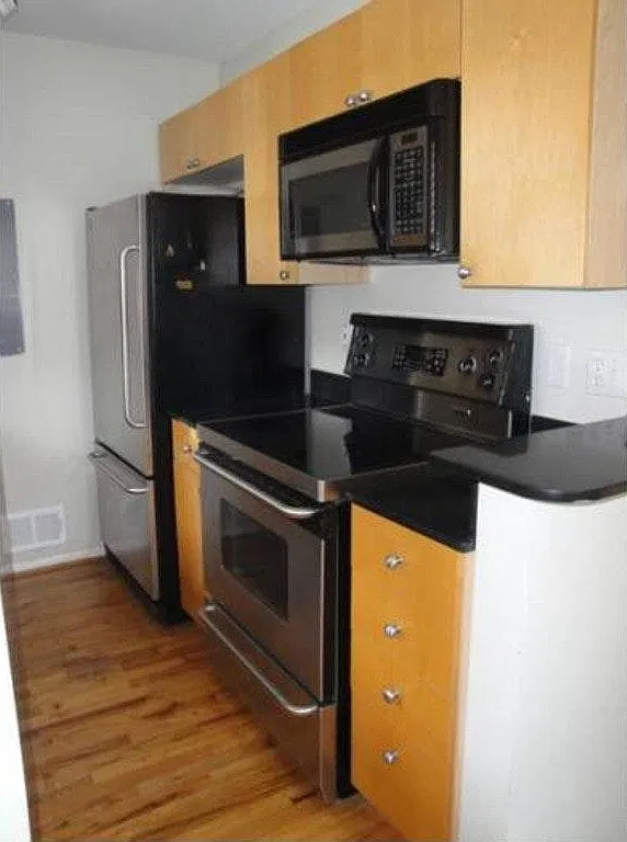 2 bed, 1.5 bath, 966 sqft, $1,800 — Photo 4
