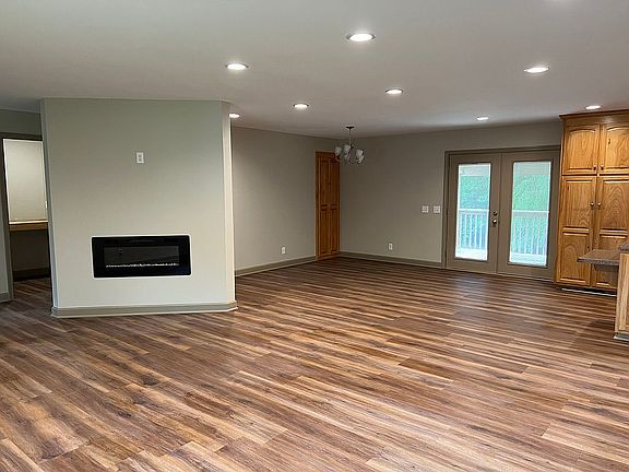 3rd image of 260 Lanahan Ln