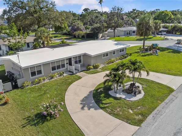 327 Sunny Ln, Belleair, FL 33756