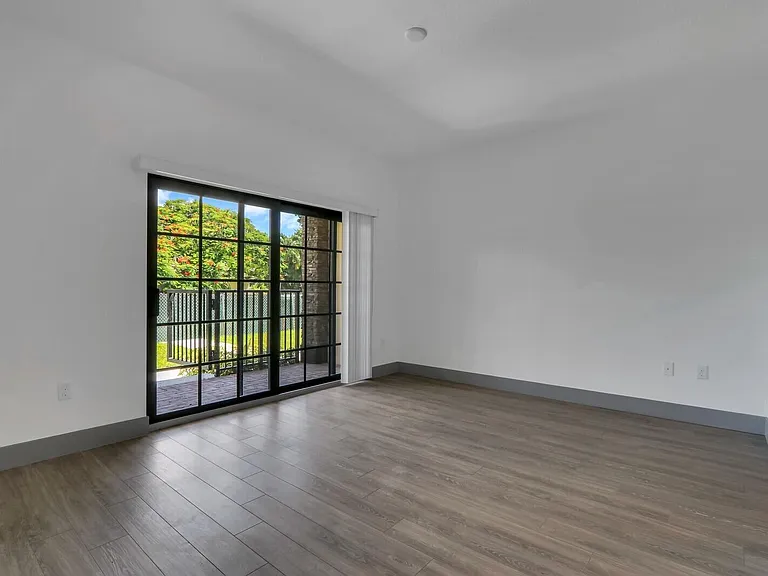 540 NE 14th Ct #103 — Photo 5