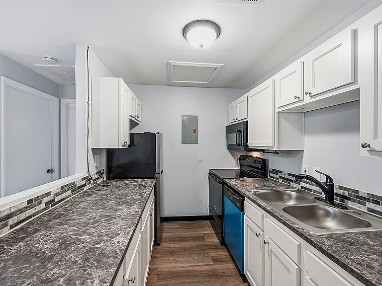Parkway Apartments — Photo 8