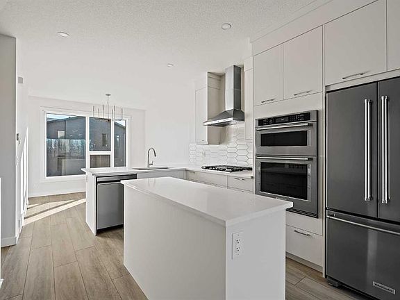 5th image of 2527 N Sovereign Cres SW