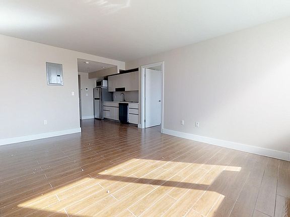 4th image of 2330 Hoffman St #4J