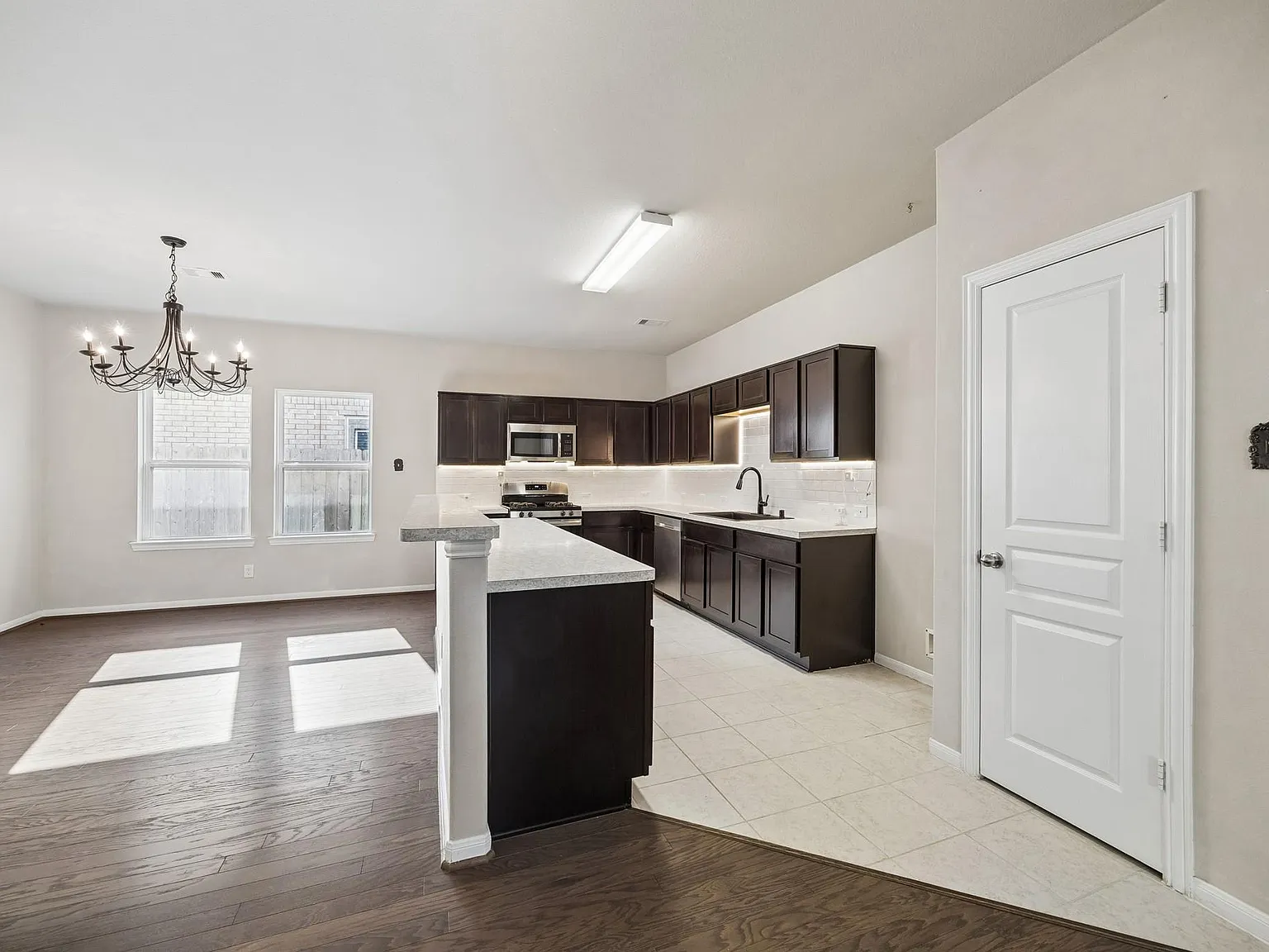 4 bed, 2.5 bath, 2256 sqft, $2,500 — Photo 4