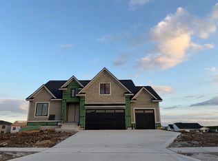 8294 Edgewood Ct, West Des Moines, IA 50266