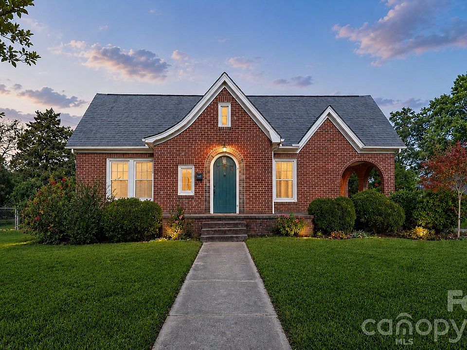 1st image of 552 Hyde Park Dr NE