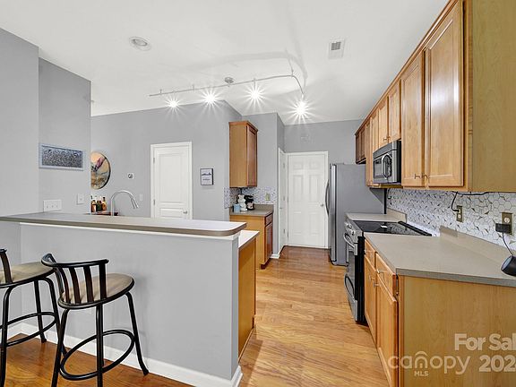 4th image of 668 Goldflower Dr