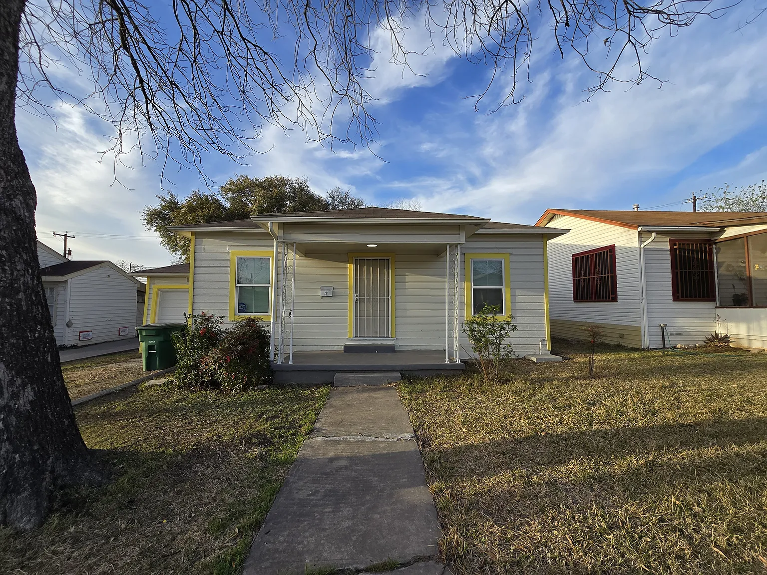 809 Elmwood Dr — Photo 1