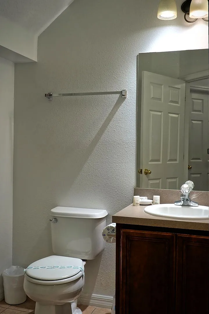 Gorgeous Furnished Townhome Close to Disney Available Now!! — Photo 3