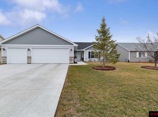 2011 Pratt Cir, Saint Peter, MN 56082