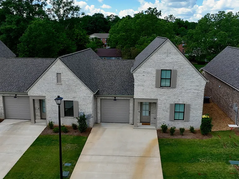 801 Stonebrook Ln — Photo 32