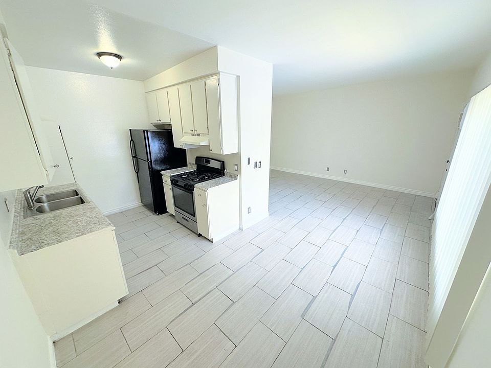 1st image of 14223 Delano St APT 5