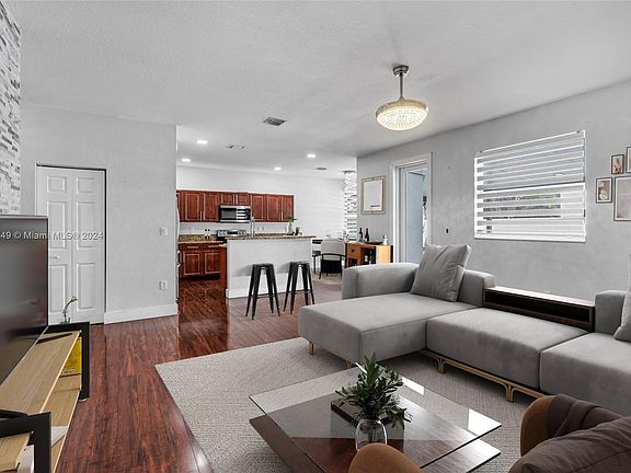 5th image of 2895 NE 1st Dr