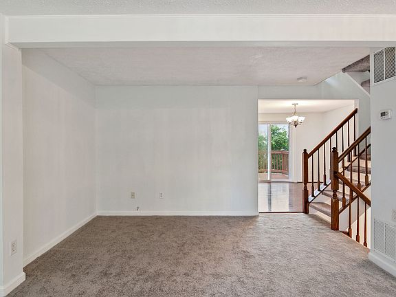 5th image of 302 Ridgecrest Ct