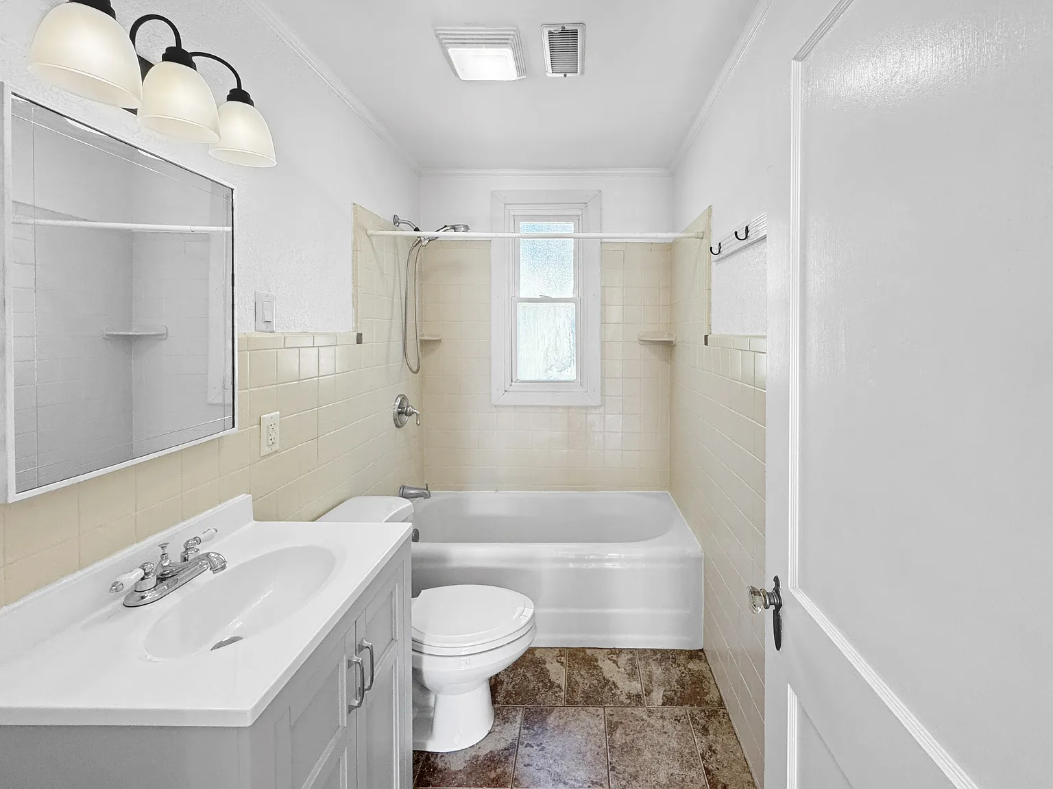 2 bed, 1100 sqft, $2,200 — Photo 4