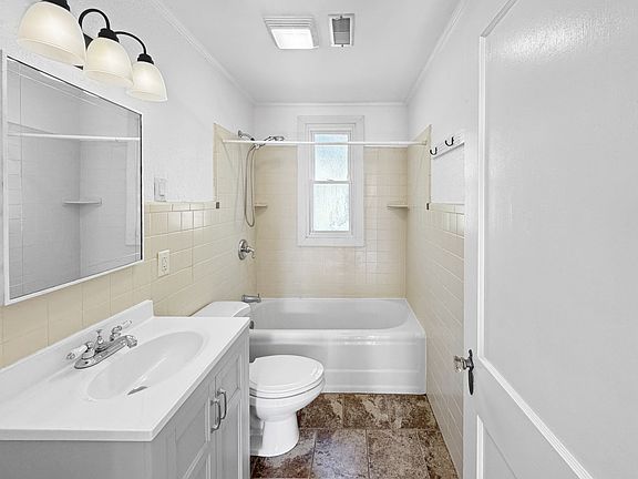 4th image of 3015 Fountain Park Blvd