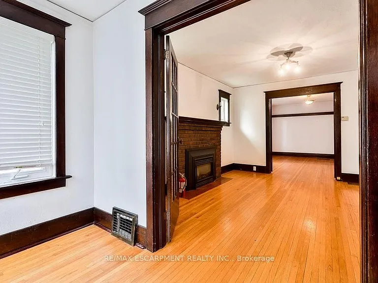 311 Queen St S — Photo 10