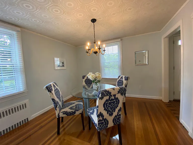 629 E Main Rd — Photo 9